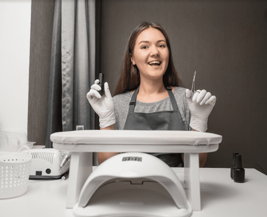 as técnicas Hardware e Russa vem para acelerar a educação e a carreira das manicures 