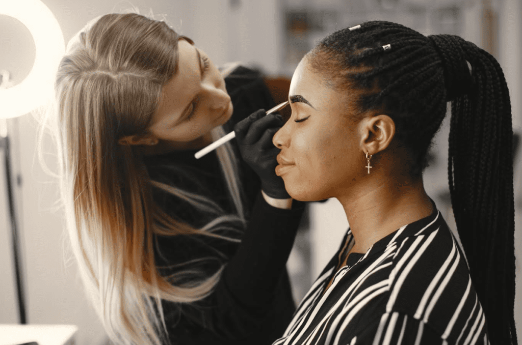 o profissional designer de sobrancelhas no mercado da beleza